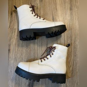 Urban Outfitters boot white size 10